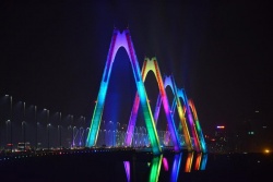 Cầu Nhật Tân rực sáng với hệ thống đèn chiếu sáng